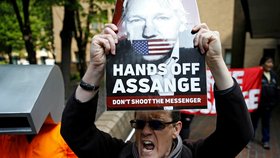 Protesty na podporu Juliana Assange v Londýně