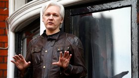 Assange žil od roku 2012 na ekvádorské ambasádě, v dubnu 2019 byl zatčen