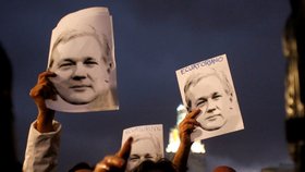 Assange žil od roku 2012 na ekvádorské ambasádě, v dubnu 2019 byl zatčen.