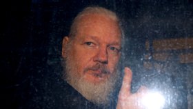 Assange žil od roku 2012 na ekvádorské ambasádě, v dubnu 2019 byl zatčen.