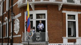 Britská policie končí s dohledem nad ambasádou, kde je Assange