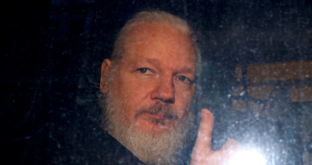 „Hrozí, že zemře,“ bijí na poplach lékaři. Assange potřebuje okamžitou prohlídku