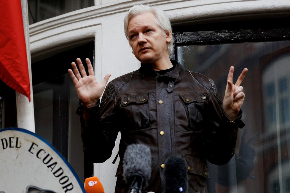 Švédsko formálně žádá o zadržení Assange, jenž čelí obvinění ze znásilnění. Jde o první krok k vydání Australana, který je už nyní v britské vazbě.