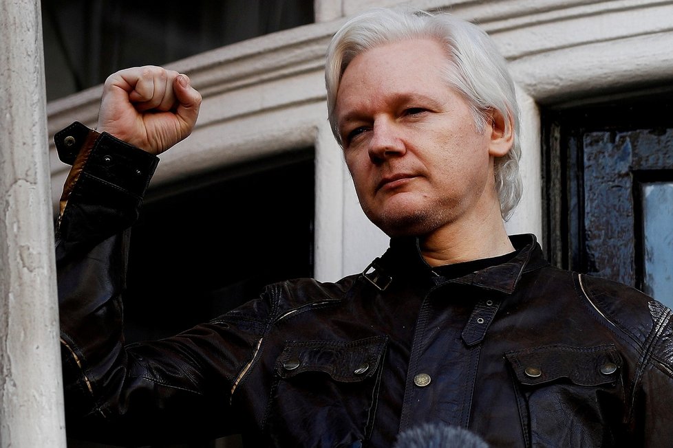 Švédsko formálně žádá o zadržení Assange, jenž čelí obvinění ze znásilnění. Jde o první krok k vydání Australana, který je už nyní v britské vazbě.