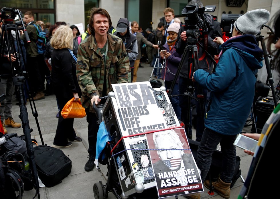 Protesty na podporu Juliana Assange v Londýně