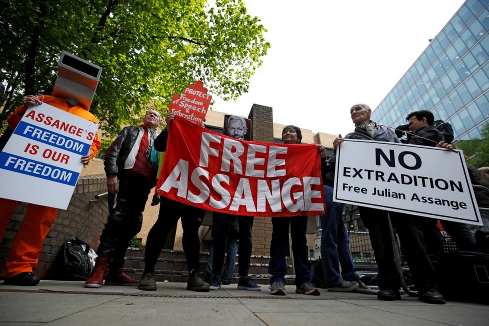 Protesty na podporu Juliana Assagne v Londýně.