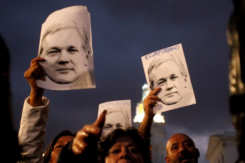 Assange žil od roku 2012 na ekvádorské ambasádě, v dubnu 2019 byl zatčen