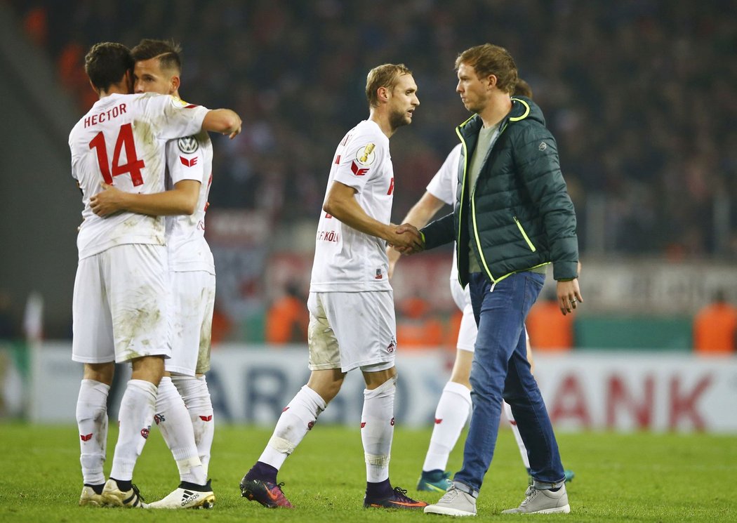 Trenér Hoffenheimu Julian Nagelsmann gratuluje soupeři