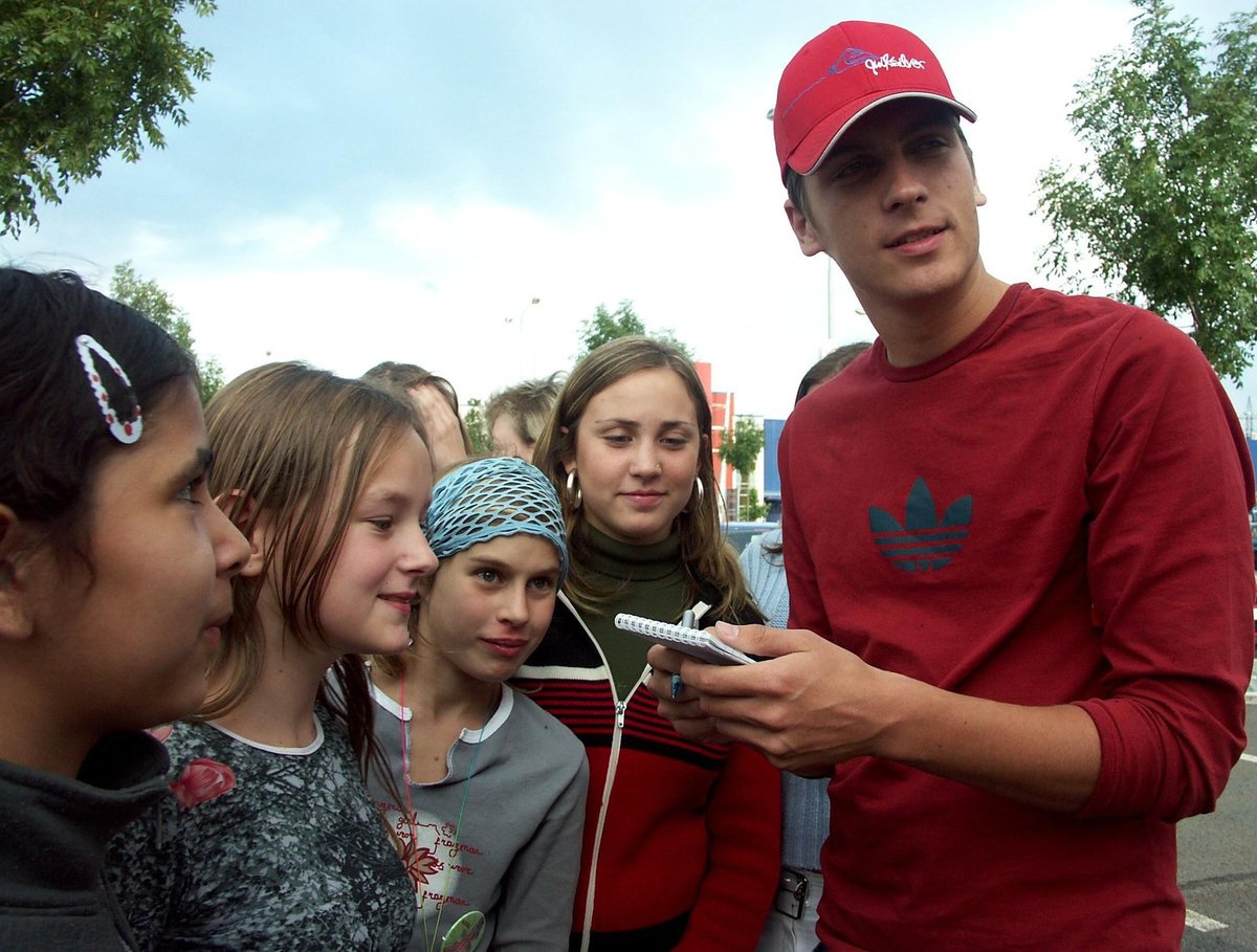 Julian se svými mladičkými fanynkami.