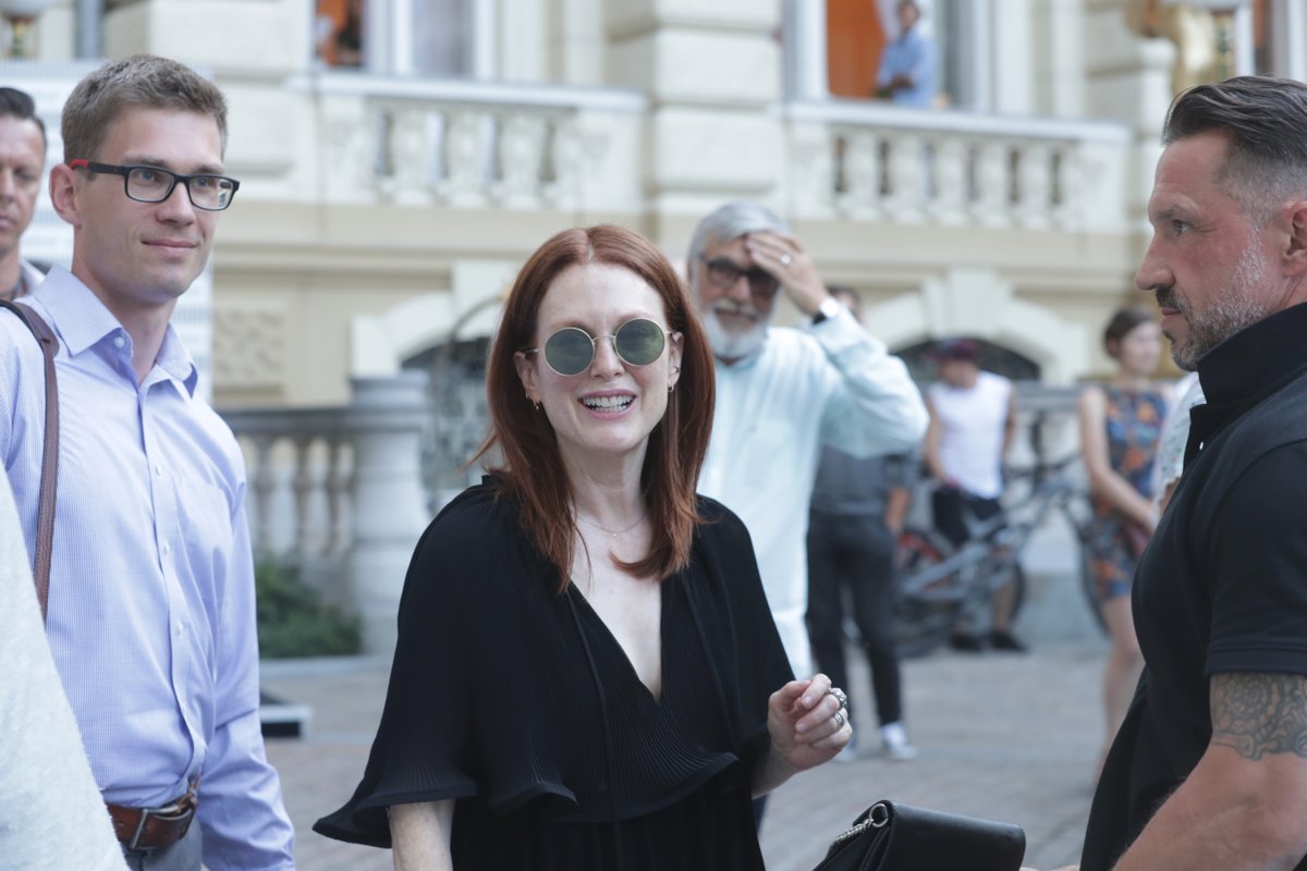 Julianne Moore míří na večeři s Jiřím Bartoškou