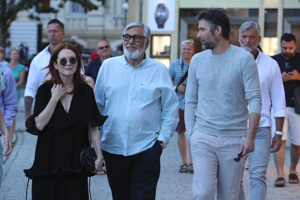 Julianne Moore míří na večeři s Jiřím Bartoškou