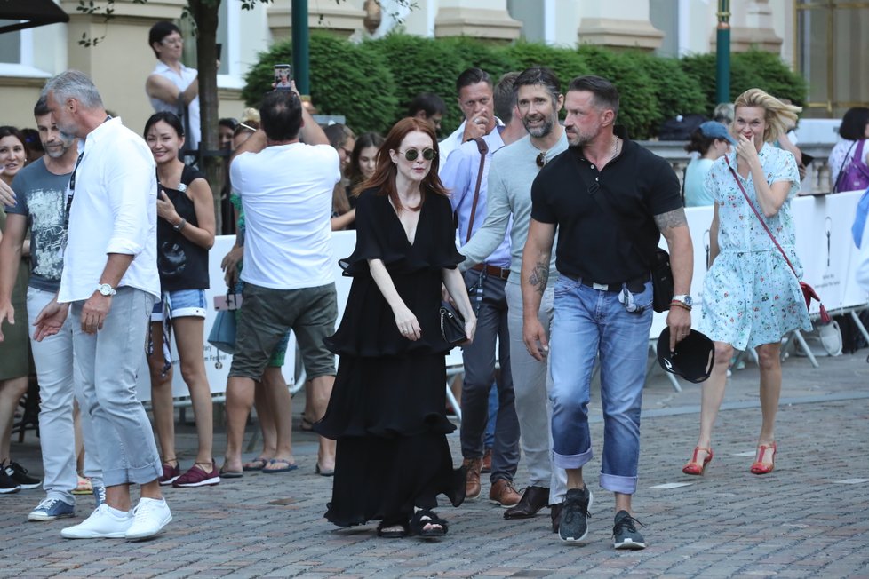 Julianne Moore míří na večeři s Jiřím Bartoškou