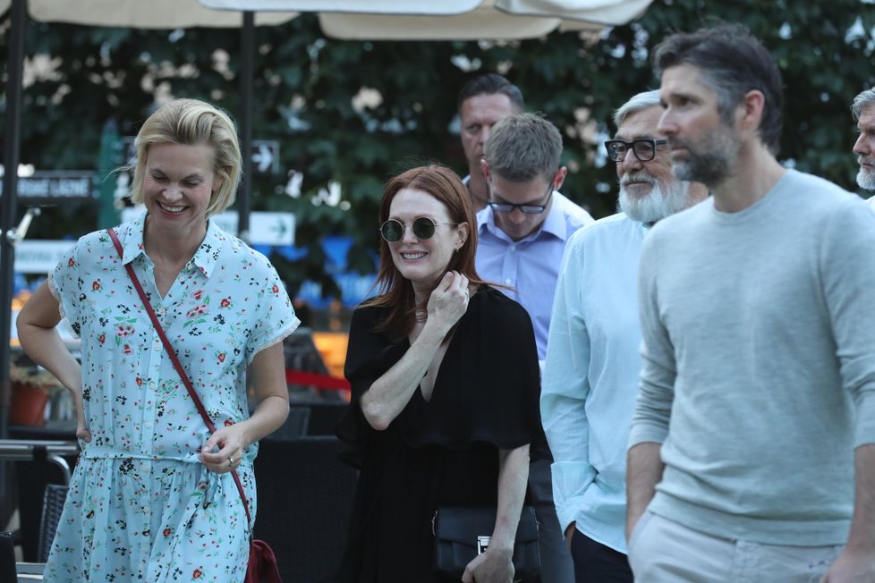 Julianne Moore míří na večeři s Jiřím Bartoškou