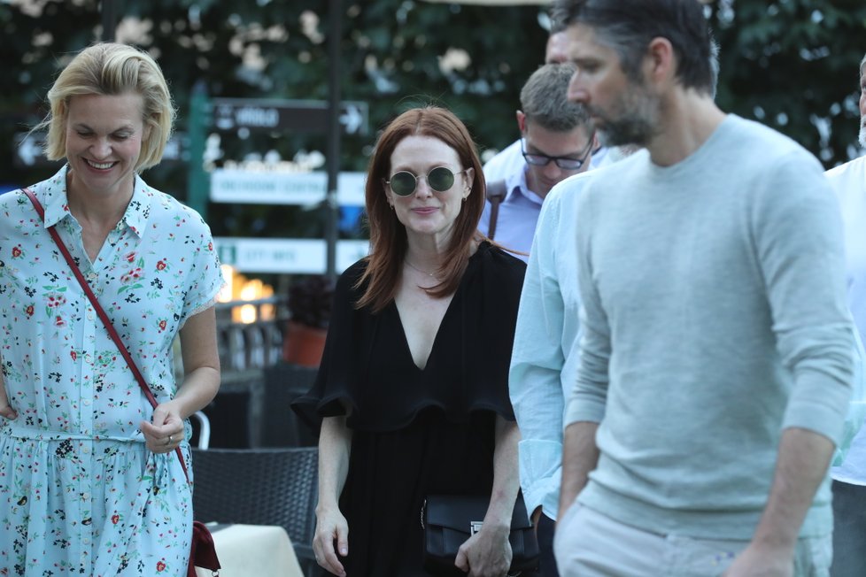 Julianne Moore míří na večeři s Jiřím Bartoškou