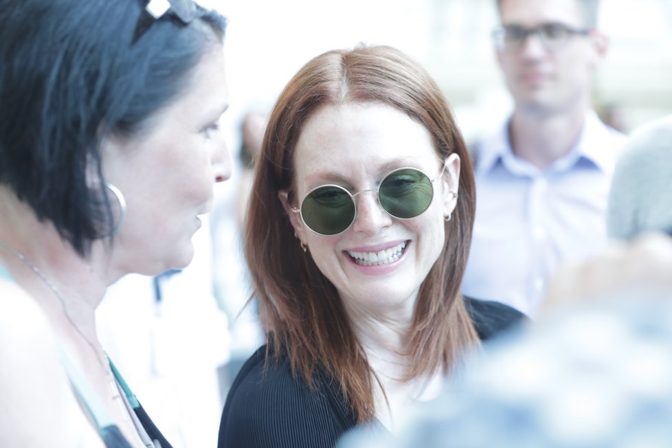 Julianne Moore míří na večeři s Jiřím Bartoškou