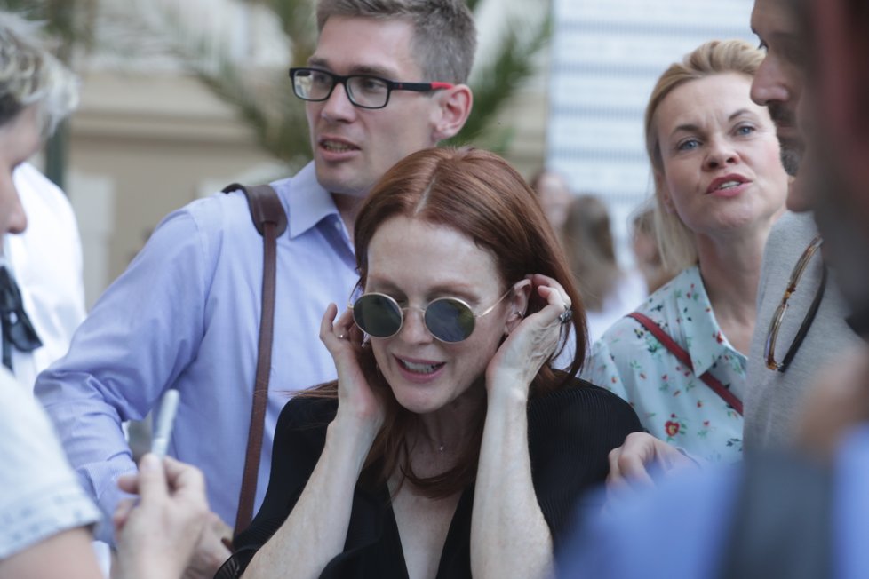 Julianne Moore míří na večeři s Jiřím Bartoškou