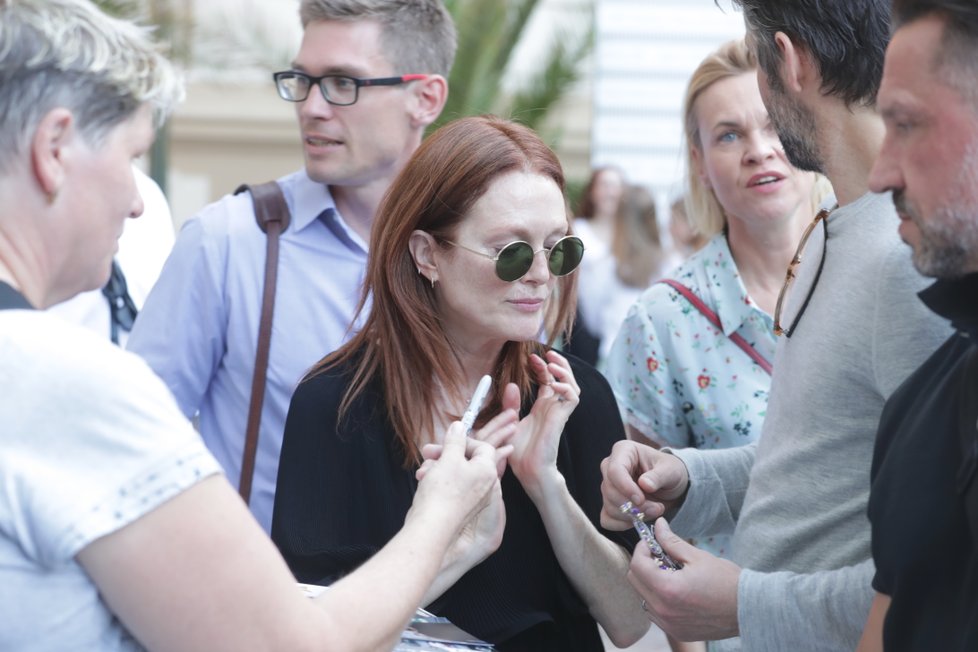 Julianne Moore míří na večeři s Jiřím Bartoškou