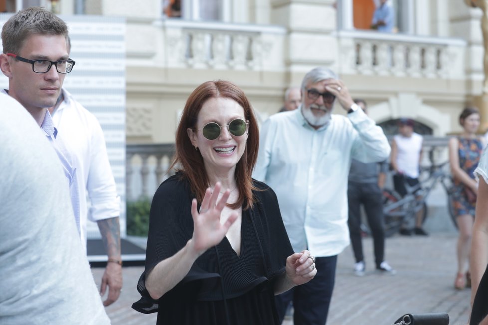 Julianne Moore míří na večeři s Jiřím Bartoškou