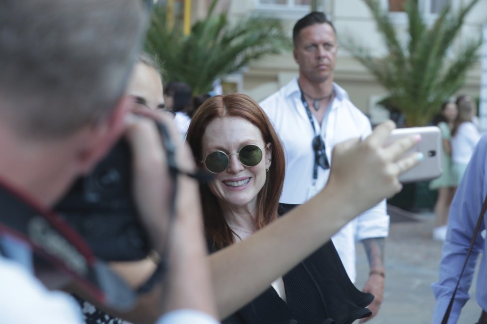 Julianne Moore míří na večeři s Jiřím Bartoškou