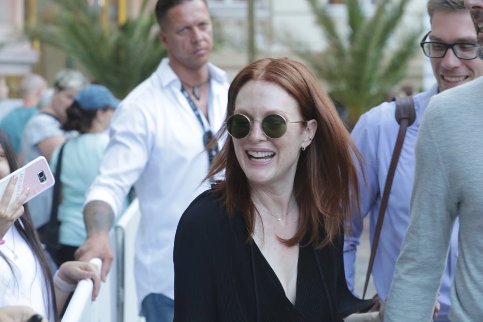 Julianne Moore míří na večeři s Jiřím Bartoškou.