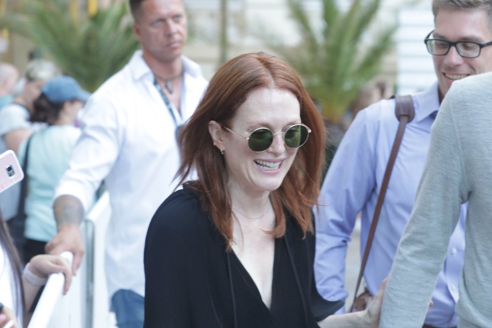 Julianne Moore míří na večeři s Jiřím Bartoškou