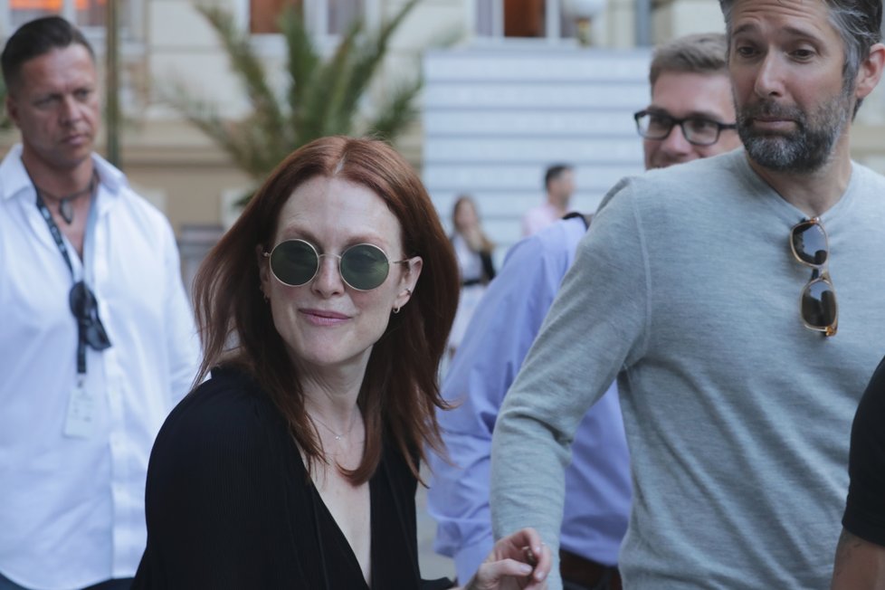 Julianne Moore míří na večeři s Jiřím Bartoškou