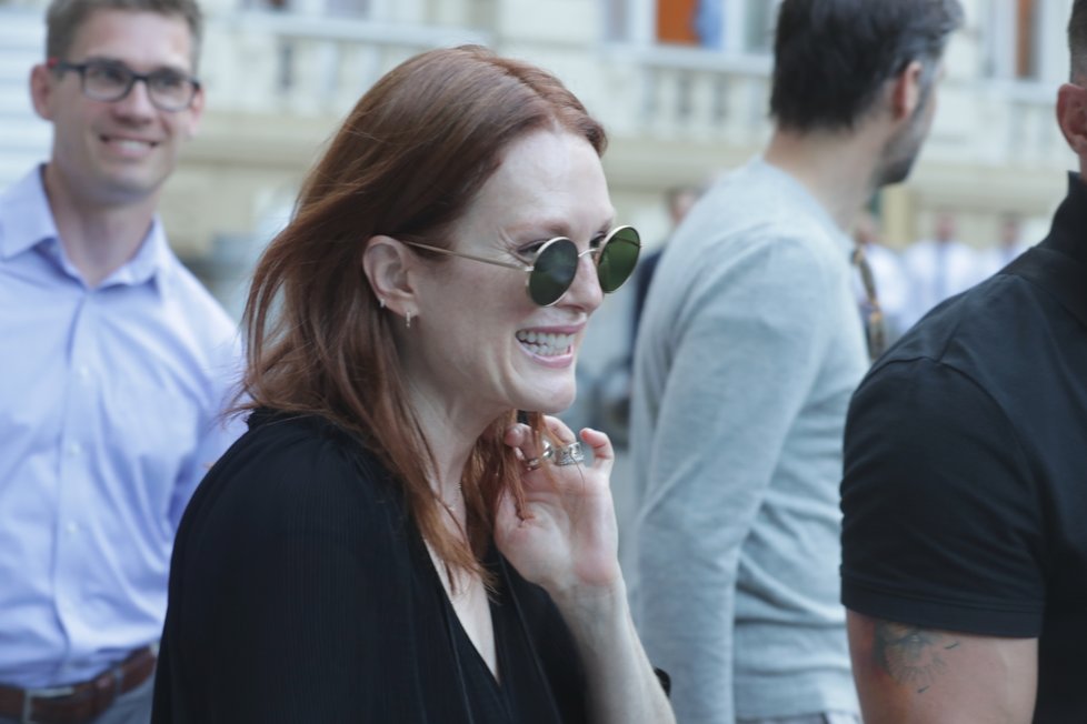 Julianne Moore míří na večeři s Jiřím Bartoškou