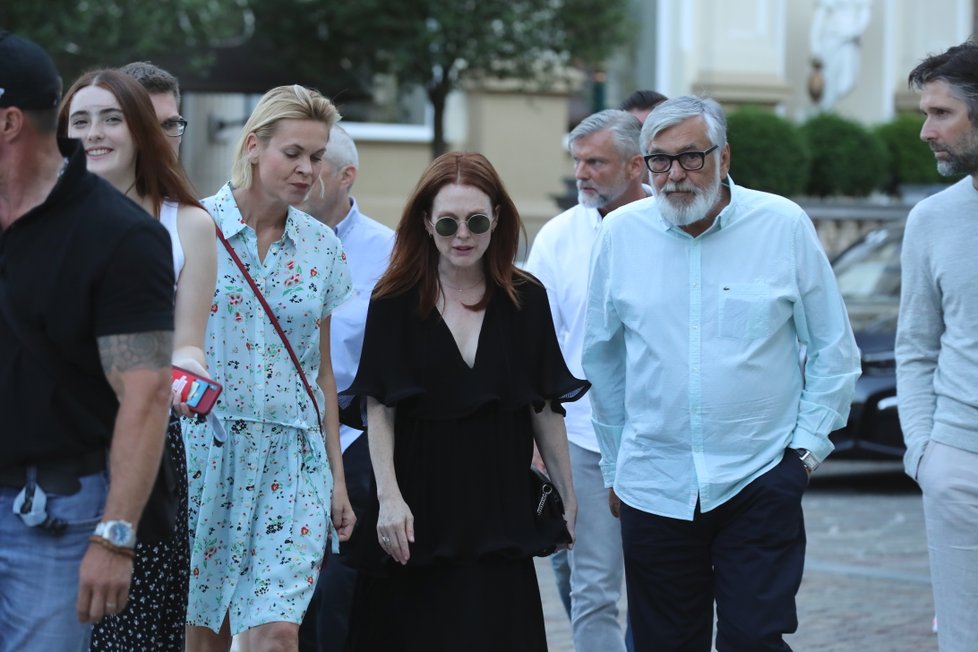 Julianne Moore míří na večeři s Jiřím Bartoškou