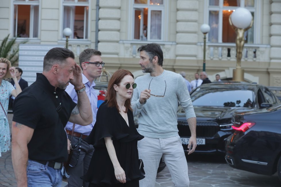 Julianne Moore míří na večeři s Jiřím Bartoškou