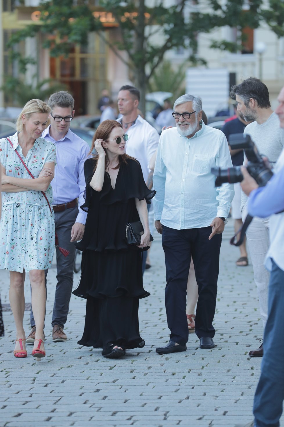 Julianne Moore míří na večeři s Jiřím Bartoškou.