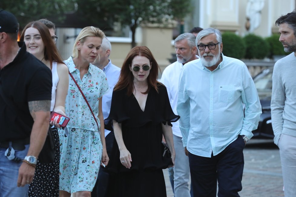 Julianne Moore míří na večeři s Jiřím Bartoškou