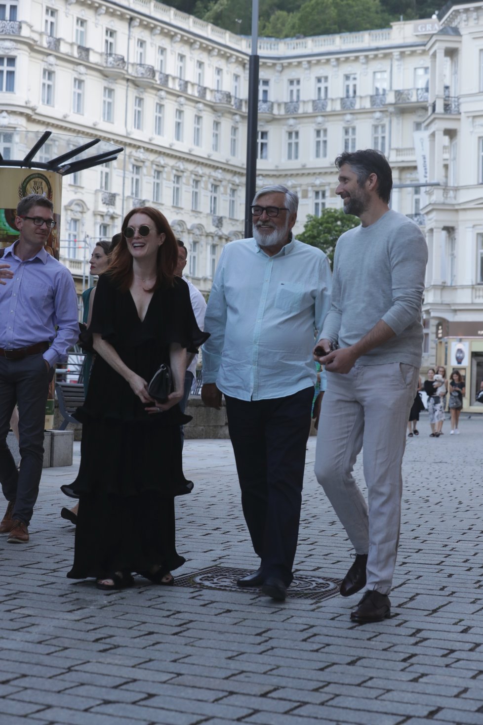 Julianne Moore míří na večeři s Jiřím Bartoškou