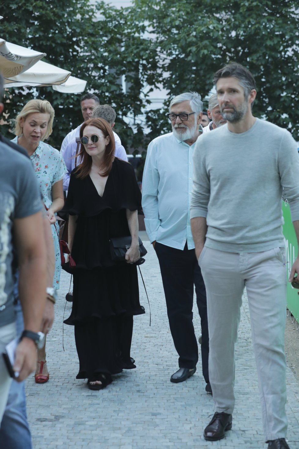 Julianne Moore míří na večeři s Jiřím Bartoškou.