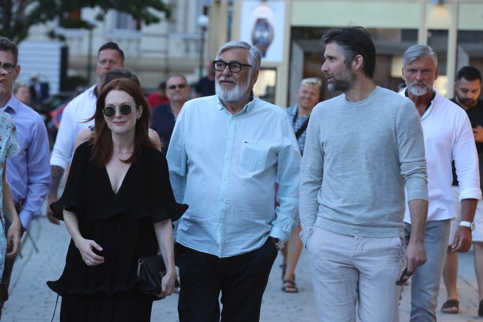 Julianne Moore míří na večeři s Jiřím Bartoškou