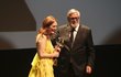 Julianne Moore z rukou prezidenta festivalu Jiřího Bartošky převzala Křišťálový globus