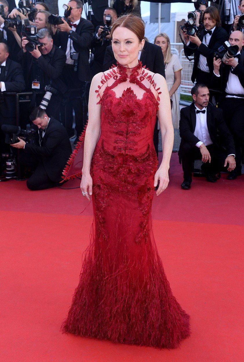 Herečka Julianne Mooreová doslova zazářila na červeném koberci v Cannes.