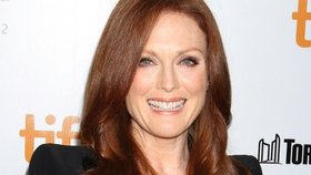 Nic neozdobí ženu tak, jako úsměv. Své o tom ví i nestárnoucí herečka Julianne Moore.