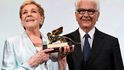 Julie Andrewsová (na snímku s prezidentem benátského festivalu) loni obdržela zlatého lva za celoživotní přínos kinematografii.