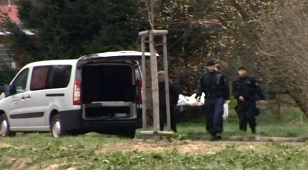 Policisté odnášejí tělo mrtvé Julinky