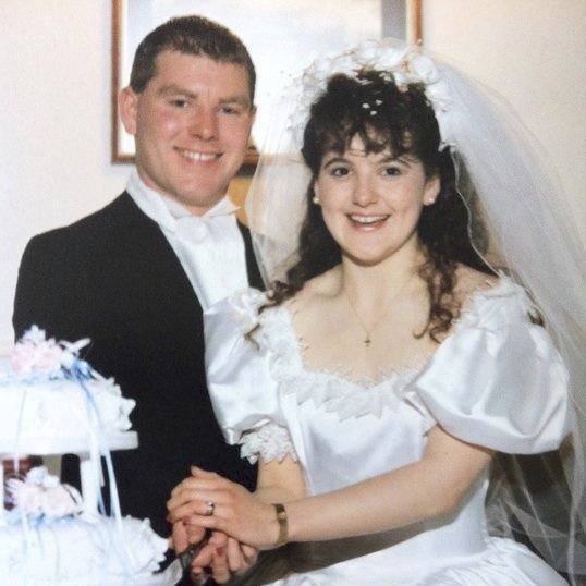 Julie O’Connor (†49) s manželem Kevinem na svatební fotografii