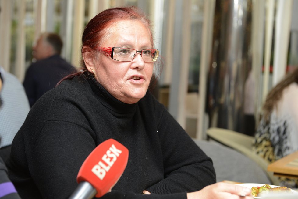Julie se před reportéry Blesk.cz chovala o poznání slušněji, než na cestující v metru