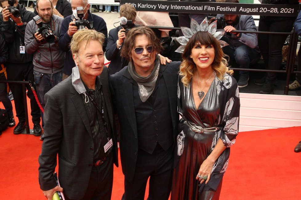 Režisér Julien Temple, Johnny Depp a Victoria Mary Clarkeová na festivalu v Karlových Varech