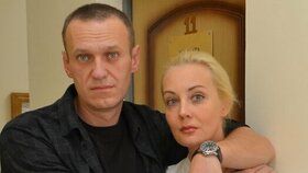 Poslední fotka Alexeje Navalného s manželkou Julijou (únor 2022).