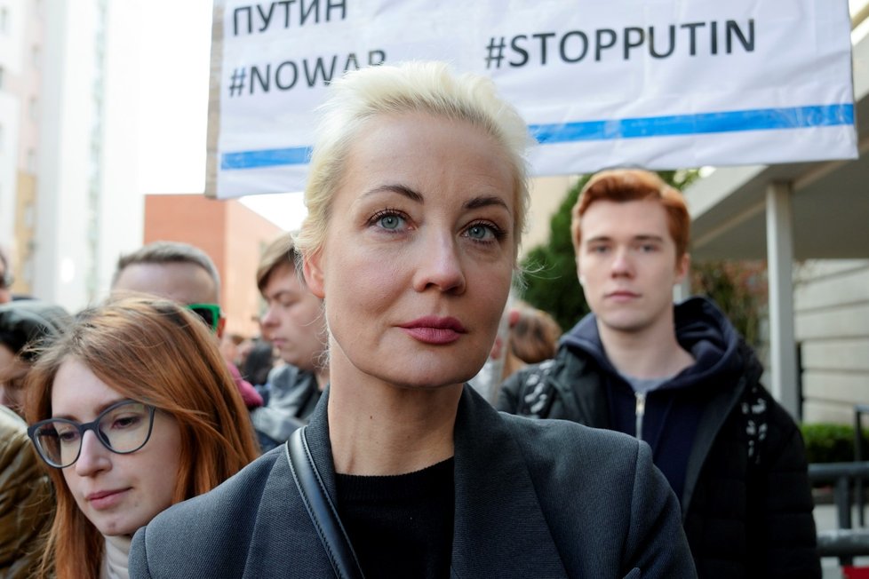 Julija Navalná ve frontě před volební místností v Berlíně (17. 3. 2024).