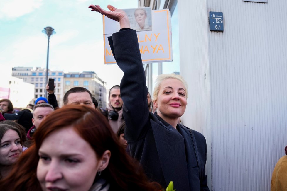 Julija Navalná a Kira Jarmyšová ve frontě před volební místností v Berlíně (17. 3. 2024).