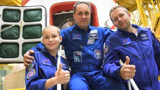 První hraný film ve vesmíru. Ruští filmaři úspěšně přistáli na ISS