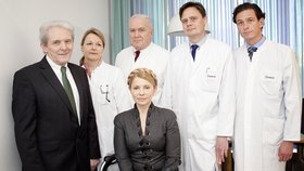Julija Tymošenko s lékařským personálem z berlínské kliniky Charité