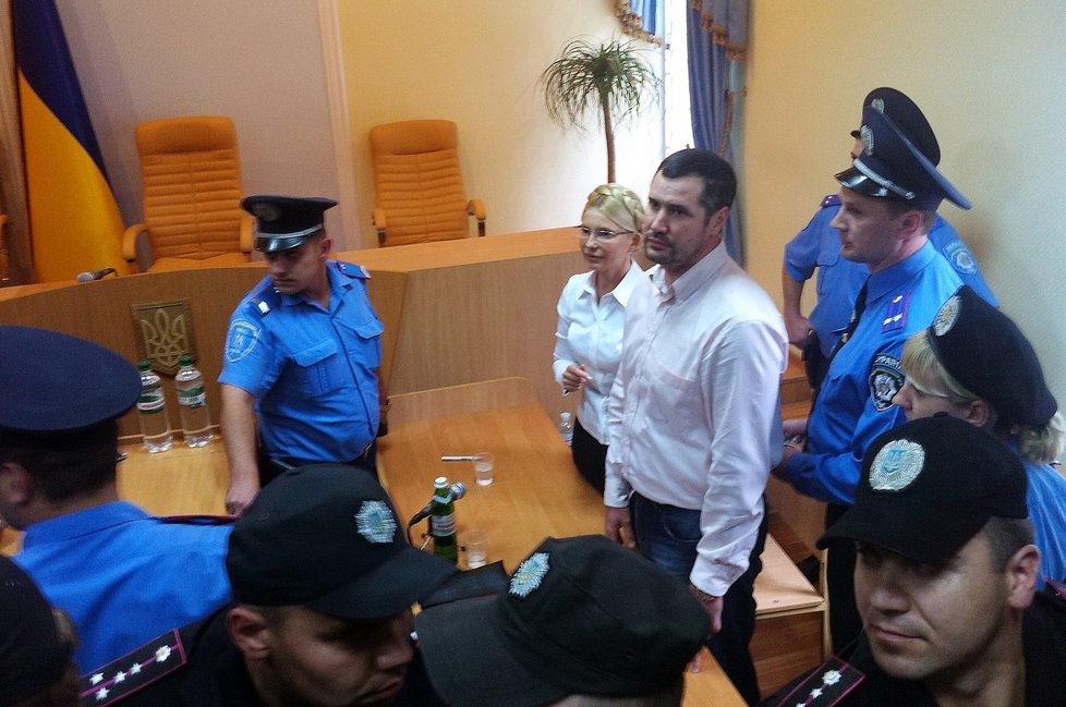 5. srpen 2011 - Pro Tymošenko si přišla policie přímo k soudu.