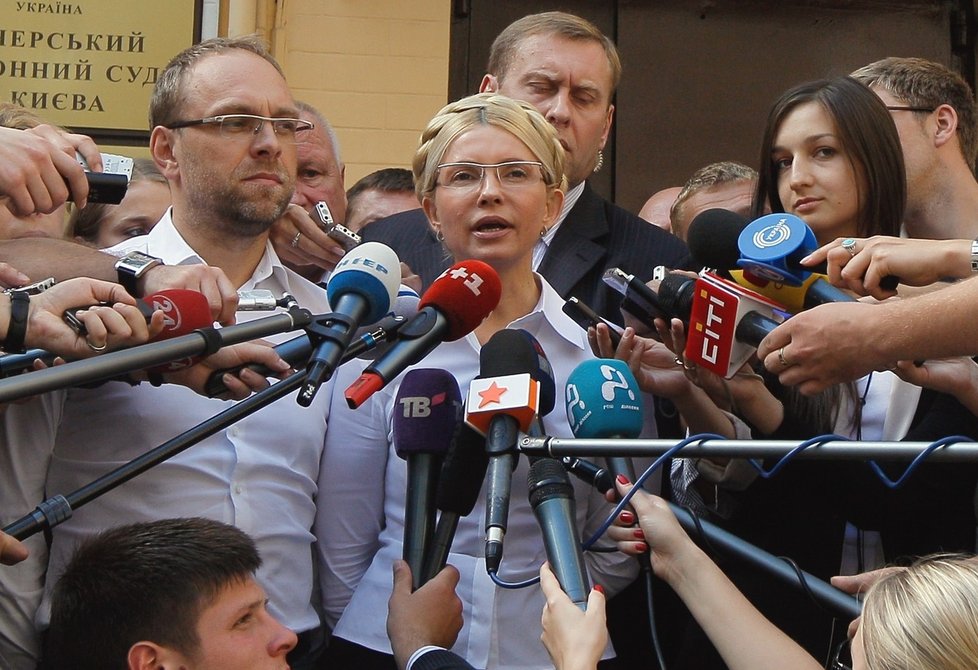 5. srpen 2011 - Tymošenko mluví k novinářům těsně před svým zatčením.