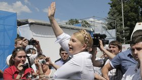 Kandidátka na ukrajinskou prezidentku Julija Tymošenková zdraví voliče